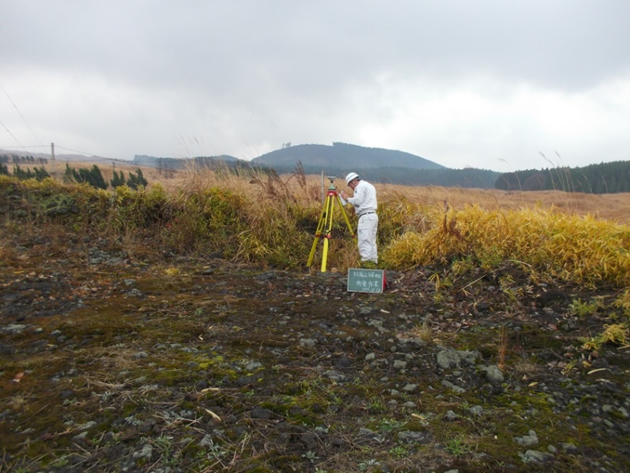 火山観測施設工事に係る平板測量・基準点設置・支障木測量（阿蘇山）